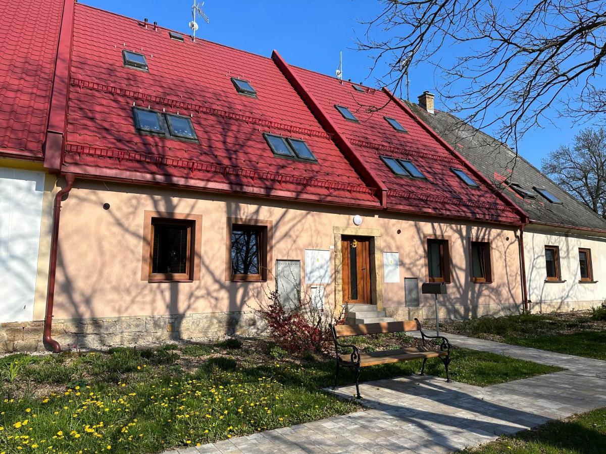 Apartmany Monastery Suites Zirec Двур-Кралове-над-Лабем Екстер'єр фото