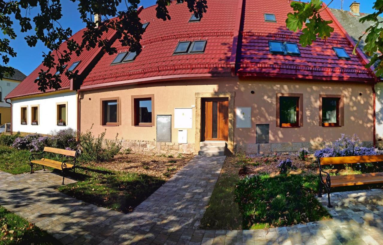 Apartmany Monastery Suites Zirec Двур-Кралове-над-Лабем Екстер'єр фото